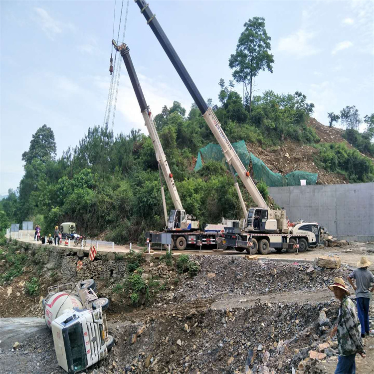 射阳县汽车掉沟里叫吊车救援要多少钱